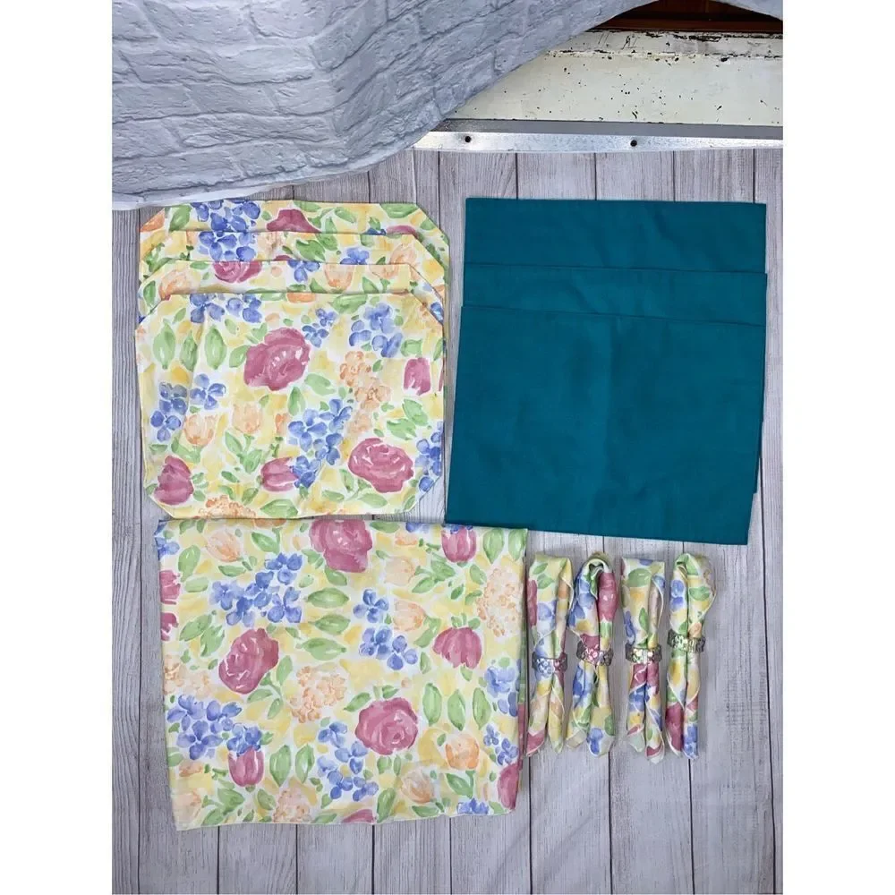 Floral print table cloth, napkins, napkin rings, 2 solid teal placemats